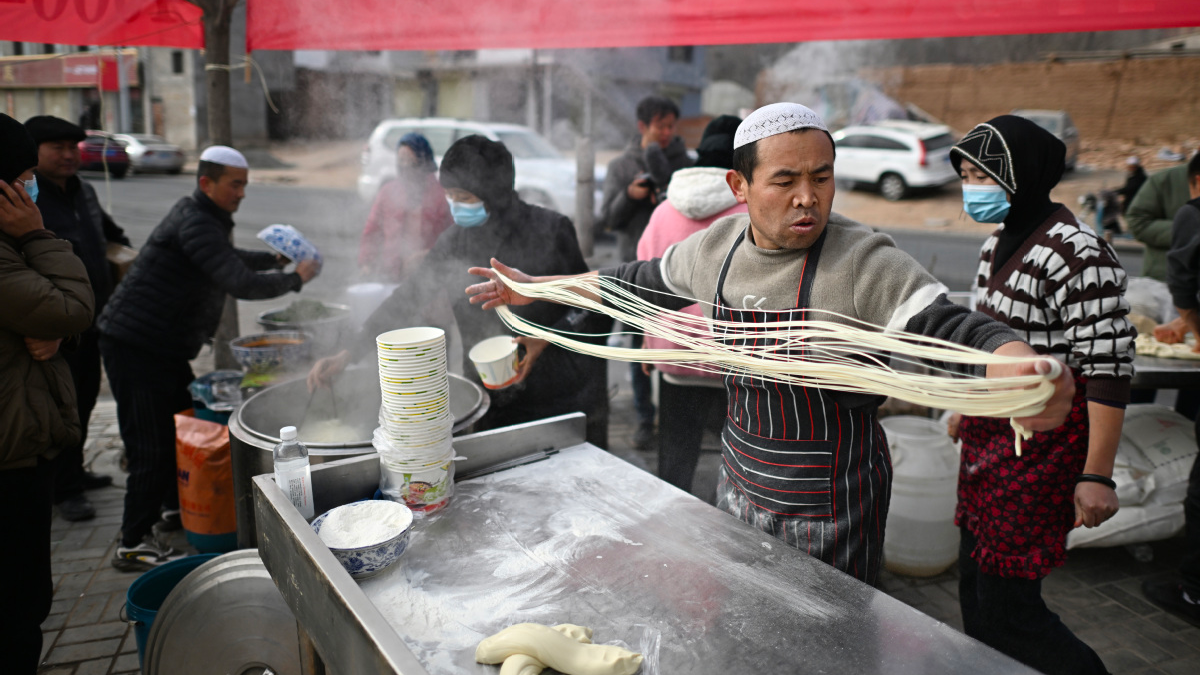 Quake recovery starts with a bowl of hot beef noodles 地震恢复从一碗热牛肉面开始