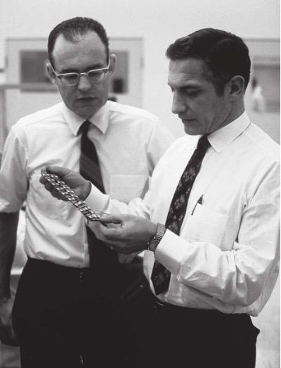 戈登摩尔和罗伯特诺伊斯，两人共同创办了英特尔公司